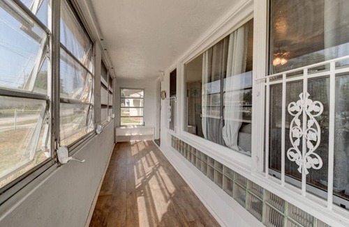 Holly Hill Cottage | Shark Shack Large House Minutes to the Beach