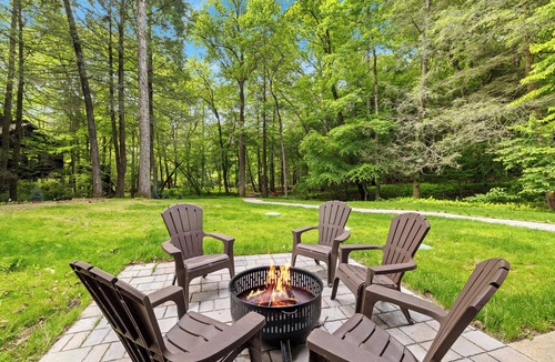 Ellijay Cabin | Shine on the Cartecay Hot Tub + Game Room Hammocks & Fire Pits