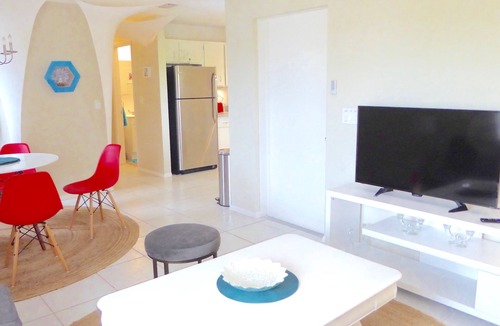 South Palm Park Neighborhood Association Apartment | Short Walk to Beach/Town-Artistic Apt., Gorgeous Garden W/Beautiful Shared Pool