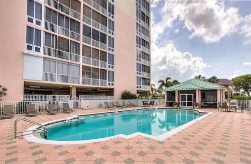 South Island Condo | Short walk to beach