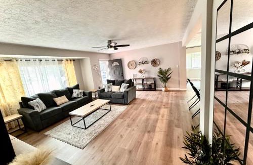 South Sarasota House | Siesta Beach Getaway - Minutes to Beach, Shops, Dining