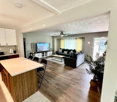 South Sarasota House | Siesta Beach Getaway - Minutes to Beach, Shops, Dining