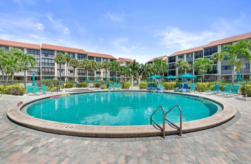 Siesta Key Apartment | Siesta Dunes Beach 201, Completely Renovated, 2 Bedrooms, Sleeps 6, Spa, Large Heated Pool, WiFi