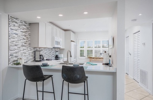Siesta Key Condo | Siesta Dunes Modern Condo | Private Beach | Heated Pool | Ideal Location | Ask about Free Activities