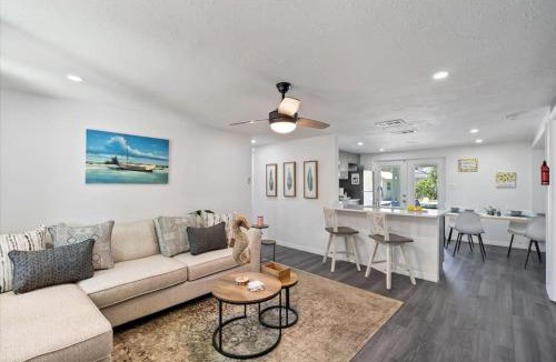 Gulf Gate Estates House | Siesta Key Cottage with Heated Pool