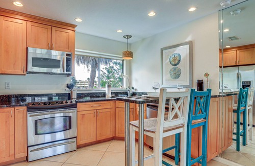 Siesta Key Condo | Siesta Keys Home w/Deck Half Mile to Turtle Beach