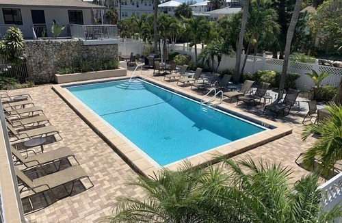 Siesta Key Condo | SIESTA SANDS BEACH RESORT - Beachfront Condo complex on Crescent Beach - 1BR