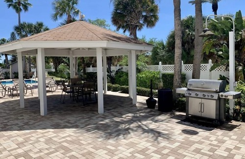 Siesta Key Condo | SIESTA SANDS BEACH RESORT - Beachfront Condo complex on Crescent Beach - 1BR