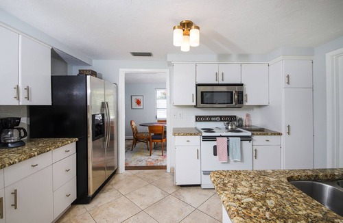 Gulf Gate Estates House | Siesta Sol Bungalow, Relax by Siesta Key Beach 6 min drive in Gulf Gate Estates