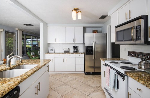 Gulf Gate Estates House | Siesta Sol Bungalow, Relax by Siesta Key Beach 6 min drive in Gulf Gate Estates