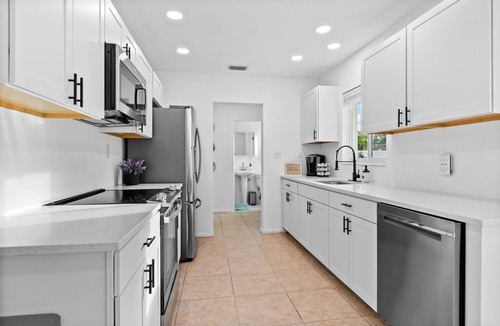 South Sarasota House | Siesta Vacation~10 mins to Beach & Downtown~Pet Friendly~King Bed~Fenced Yard