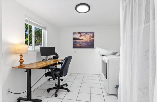 South Sarasota House | Siesta Vacation~10 mins to Beach & Downtown~Pet Friendly~King Bed~Fenced Yard