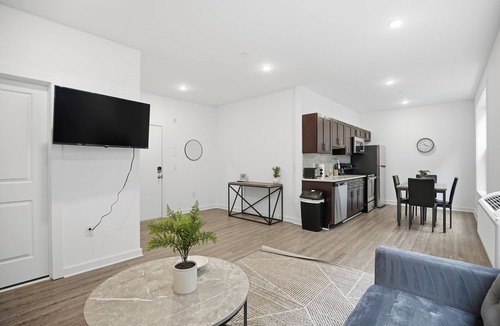 Fairmount Apartment | Simple, modern 1BR in Fairmount Square