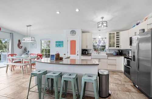 Ilexhurst House | Sirena Del Mar | Newly Remodeled, Steps to Beach & Private Pool