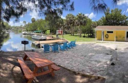 Weeki Wachee Gardens Apartment | Sirenity - Neptune's Grotto Old Florida Adventure Retreats