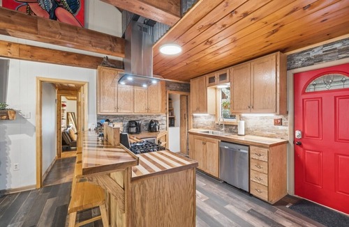 Newland Cottage | Sitting Bear Cottage in Gingercake Acres on the east side of Linville Gorge