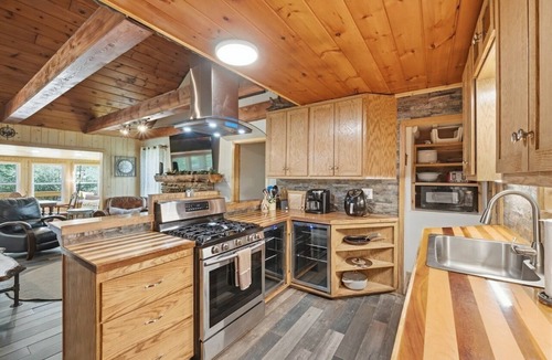 Newland Cottage | Sitting Bear Cottage in Gingercake Acres on the east side of Linville Gorge