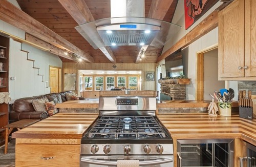 Newland Cottage | Sitting Bear Cottage in Gingercake Acres on the east side of Linville Gorge