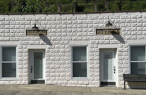 Matewan House | Situated in downtown, Matewan it is near all restaurants, museums and shops.