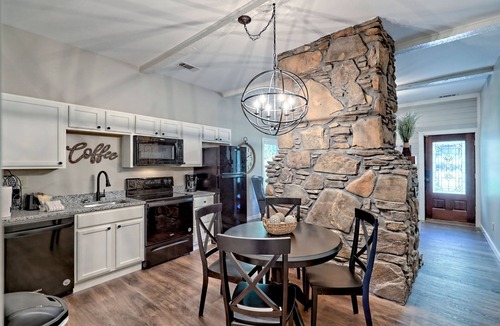 Helen House | Six bedroom combo with flatscreen TVs & spacious lawn - walk to shops & dining
