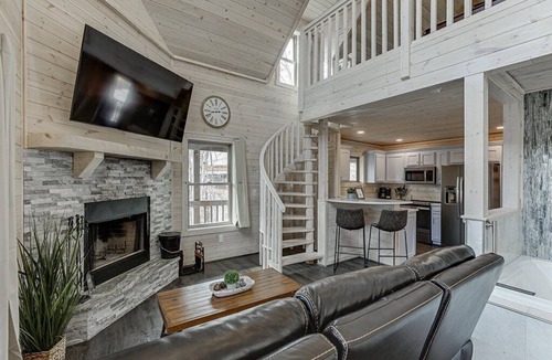 Cleveland Cabin | Sky's the Limit Treehouse Cabin