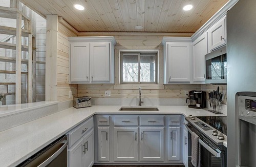 Cleveland Cabin | Sky's the Limit Treehouse Cabin