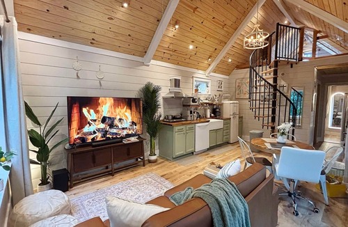 Columbia House | Skylight Spa Cottage - USC, Fort J, Stadium