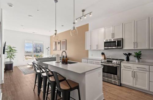 Second Ward Apartment | Skyline Suite - Free Parking, Pool, City Views