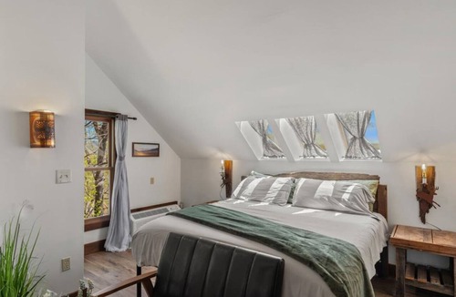 Townsend Hotel | Skyward Haven - Bright Sky-Filled Suite With Walk-In Shower And Breakfast