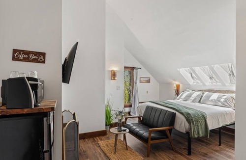 Townsend Hotel | Skyward Haven - Bright Sky-Filled Suite With Walk-In Shower And Breakfast
