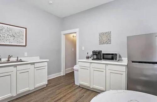 Springfield Apartment | Sleek 1-Bedroom Apartment on 10th Street