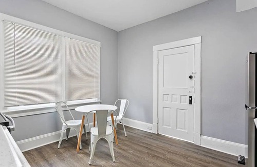 Springfield Apartment | Sleek 1-Bedroom Apartment on 10th Street