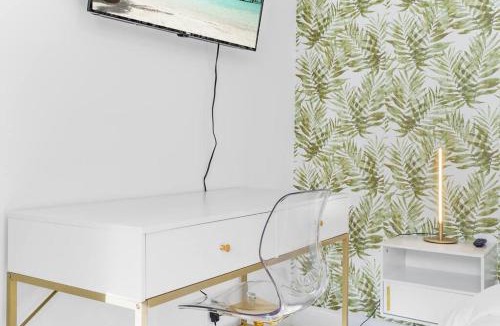 Flamingo Parks Apartment | Sleek and Cozy Studio l Freshly Renovated