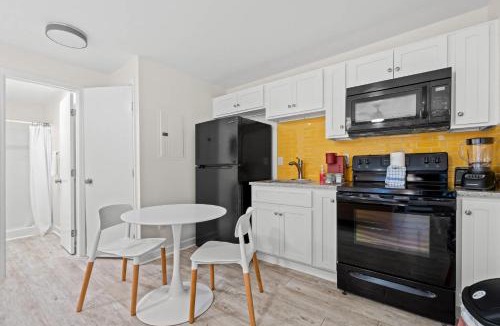 Windy Hill Apartment | Sleek & Cozy Studio Pet Friendly