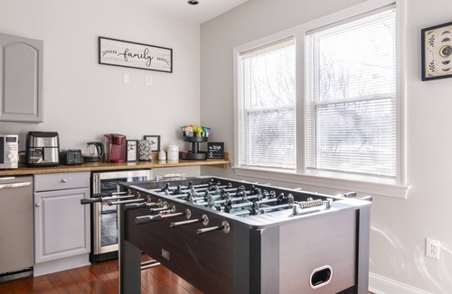 Near Northeast House | Sleek Modern 4BR Home Near Capitol Hill | Rooftop BBQ | High speed wifi