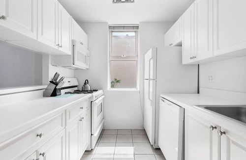 Central Park South Apartment | Sleek Studio Apartment on Upper East Side