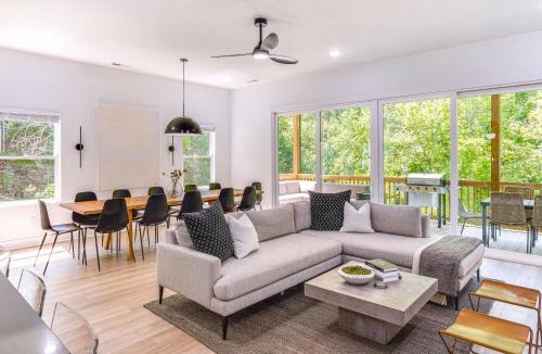 Lancaster House | Sleek Tennessee Retreat: 2 Mi to Center Hill Lake!