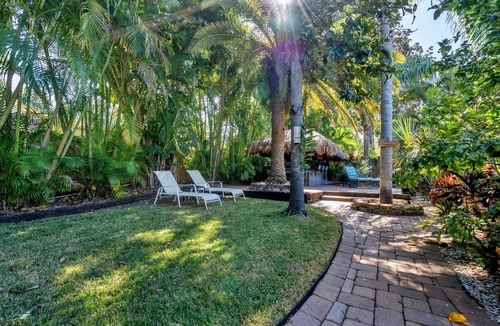 Largo House | SLEEP 16, Heated Pool, Tiki, 5 min to Beach, Kayak