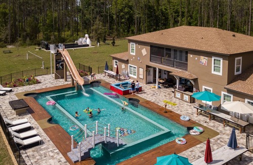 Groveland House | Sleep Up To 54 At The Great Escape Parkside - 15 BR Game Themed Mansion!
