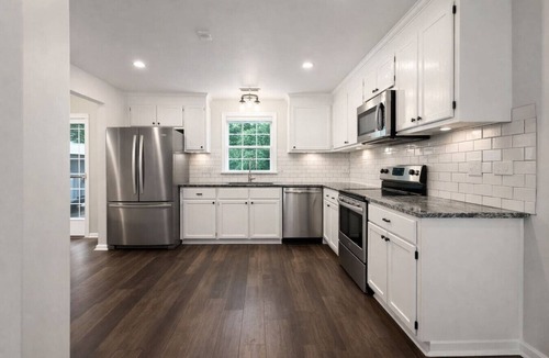 Simpsonville House | Sleeps 10 | 4BR w/6 Beds | Spacious Yard