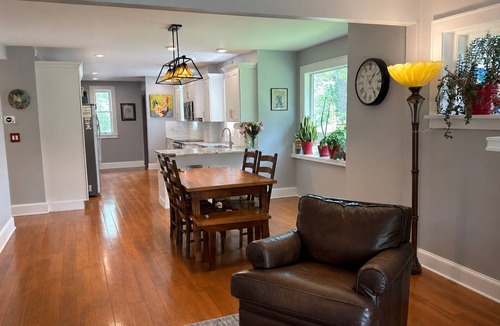 Vauxhall House | Sleeps 10+ Beautiful stone house on 2 acres near MetLife Stadium and NYC
