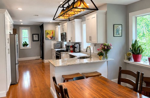 Vauxhall House | Sleeps 10+ Beautiful stone house on 2 acres near MetLife Stadium and NYC