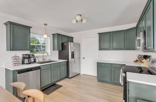 Spring Hill House | Sleeps 10, Putt Putt Course, Arcades & Cul-de-sac