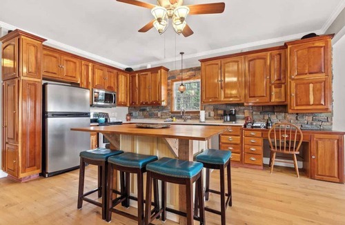 Eatonton House | Sleeps 14, Game Room,Movie Theater,Dock +MORE