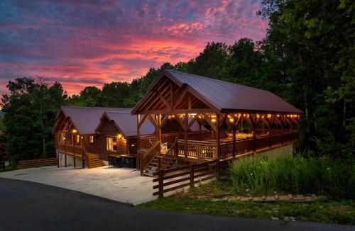 Caton House | Sleeps 24, Indoor Pool, HotTub, Gazebo, MiniGolf