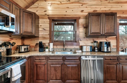 Caton Cabin | Sleeps 24~Large Heated Indoor Pool~Putt-Putt~Game Room