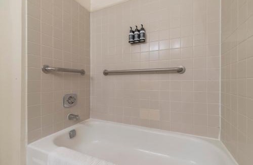 Newbold Apartment | Sleeps 4! 2BR, Gym, Paid Parking, Close to Major Attractions