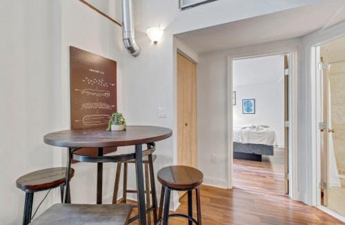 Newbold Apartment | Sleeps 4! 2BR, Gym, Paid Parking, Close to Major Attractions