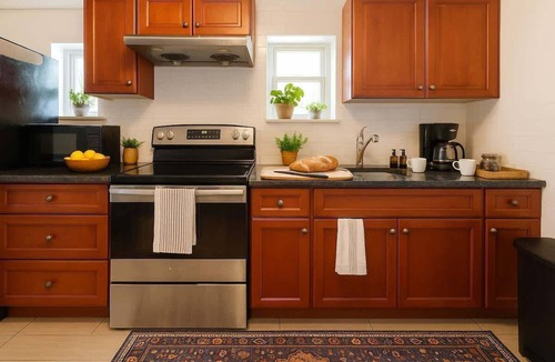 Gayborhood Apartment | Sleeps 5 Peaceful King Bd Walk Score 98