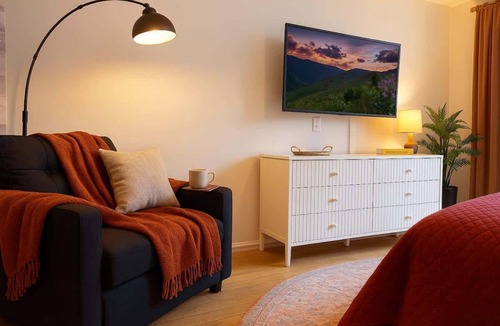 Gayborhood Apartment | Sleeps 5 Peaceful King Bd Walk Score 98